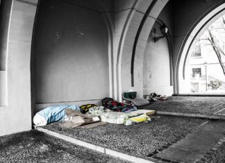 Czy niemowlę powinno spać na twardym materacu?