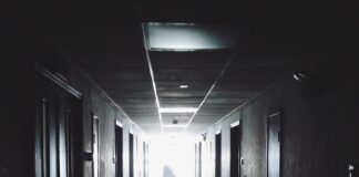 Jak awaryjnie otworzyć klapę bagażnik Peugeot 407 SW?