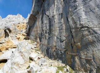Jak zablokować boki łóżeczka turystycznego?