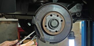 Jak sprawdzić hamulec pomocniczy w wózku widłowym?