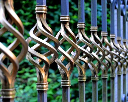 Czy można postawić płot bez zgody sąsiada?